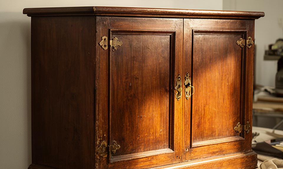Mobile d'epoca restaurato con legno nutrito e ferramenta originale conservata